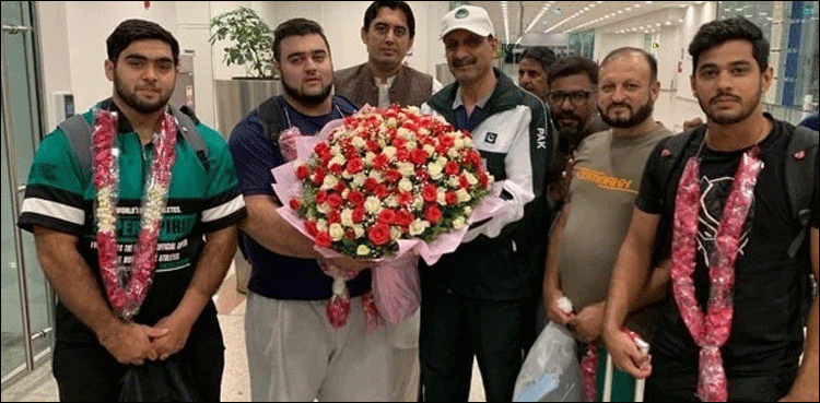 Gold medalist Nooh Dastgir Butt reached home and received a very warm welcome